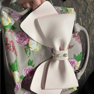 Elegant Floral Shoulder Bag with Bow Accent